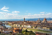 Blick über den Fluss Arno zum Piazzale Michelangelo in Siena