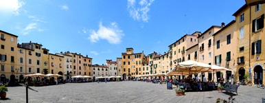 Buntes Treiben auf dem Piazza dell´Anfiteatro in Lucca
