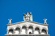 Blick auf den oberen Teil der Kirche San Michele in Foro in der Toskana