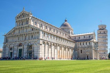 Die Piazza dei Miracoli und rechts daneben der schiefe Turm von Pisa in der Toskana