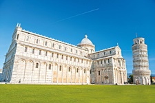 Die Piazza dei Miracoli neben dem schiefen Turm von Pisa in der gleichnamigen Stadt