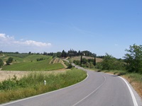 Eine Straße, die durch die toskanische Landschaft führt