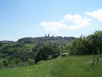 Blick über die Landschaft Toskanas zur Stadt San Gimignano, die auch als "Stadt der Türme" bekannt ist