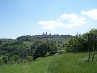 Blick über die Landschaft Toskanas zur Stadt San Gimignano, die auch als "Stadt der Türme" bekannt ist