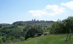 Blick über die Landschaft Toskanas zur Stadt San Gimignano, die auch als "Stadt der Türme" bekannt ist
