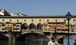 Blick zur Ponte Vecchio, die älteste Bücke Florenz´ über den Fluss Arno mit zahlreichen Geschäften