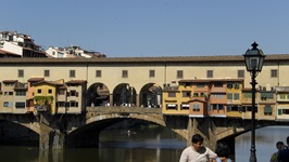 Blick zur Ponte Vecchio, die älteste Bücke Florenz´ über den Fluss Arno mit zahlreichen Geschäften