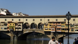 Blick auf den bekannten Ponte Veccio, die älteste Brücke mit zahlreichen Geschäften über den Fluss Arno in Florenz