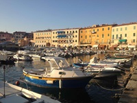 Blick auf einen Hafen in der Toskana