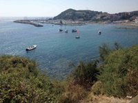 Blick auf einen Hafen an der toskanischen Küste