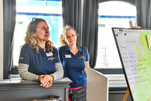 Zwei Reiseleiterinnen der Tulpentour stehen im Eincheckbereich des Schiffes