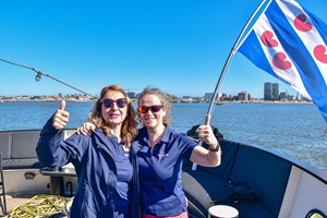 Zwei Reiseleiterinnen der Tulpentour stehen an Deck und zeigen "Daumen hoch"
