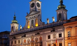 Blick auf das nächtlich beleuchtete Rathaus in Budweis