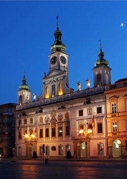 Blick auf das nächtlich beleuchtete Rathaus in Budweis