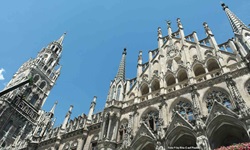 Detailaufnahme des Neuen Rathauses in München.