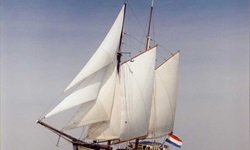 Der dänische Traditionssegler Zuiderzee auf offener See