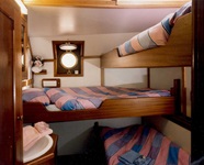 Eine Kabine eines Traditionsseglers mit drei Betten, von den zwei erhöht sind