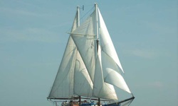 Ein Tradtitionssegler mit gespannten Segeln der Rad- und Schiffsreise durch die Dänische Südsee