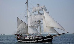 Ein Traditionssegler mit seinen gespannten Segeln auf dem Meer