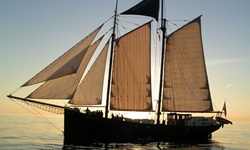 Ein Traditionssegler mit gespannten Segeln im Abendlicht auf dem Meer