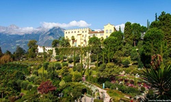 Schloss Trautmannsdorff in Meran liegt inmitten einer wunderschönen Gartenanlage.