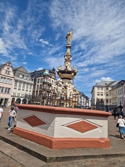 Der schöne Petrusbrunnen in der Trierer Fußgängerzone