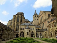 Blick in den Innenhofe mit Parkanlage des Doms in Trier