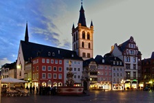 Abendstimmung am Kirchplatz von Trier