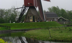 Eine der bekannte Windmühlen in Holland im Museumsdorf "Zaanse Schans"