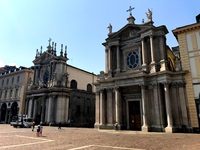 Die beiden Zwillingskirchen "Santa Cristina" und "Santa San Carlo" an der Turiner Piazza San Carlo.