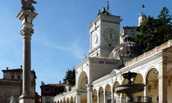 Blick auf einen Brunnen und eine Skulptur mit Löwe in Udine