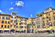 Bunte Häuser säumen eine Piazza im Zentrum von Udine.