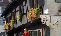 Eine Fahrradfahrerin fährt durch das Fischerviertel in Ulm
