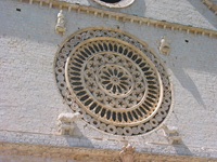 Kunstvoll gearbeitetes Rosettenfenster an der Basilika des Heiligen Franziskus in Assisi.