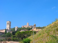 Stadtansicht von Assisi mit der Kirche Santa Maria Maggiore.