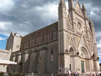 Der prächtige, schwarz-weiß gestreifte Dom von Orvieto mit seiner kunstvoll bemalten Fassade.