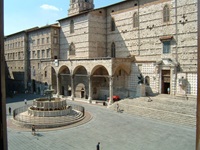 Der Brunnen Fontana Maggiore auf der Piazza IV Novembre in Perugia.