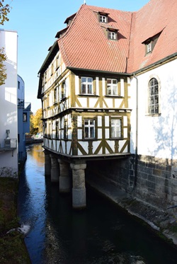 Ein altes Haus mit Anbau aus Fachwerk. Der Anbau wurde in einen Kanal auf Steinpflocken errichtet