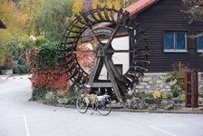 Mühlrad in Kratzmühle, vor dem ein abgestelltes Fahrrad steht