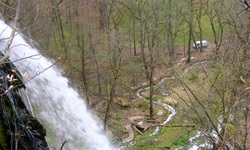 Der Uracher Wasserfall donnert zu Tal.