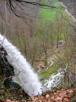 Der Uracher Wasserfall donnert zu Tal.