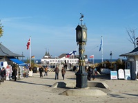 Blick auf die Normaluhr vor der Seebrücke in Ahlbeck auf der Insel Usedom