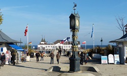 Blick auf die Normaluhr vor der Seebrücke in Ahlbeck auf der Insel Usedom