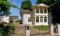 Blick auf eine Villa in der Bäderarchitektur auf der Insel Usedom