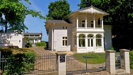 Blick auf eine Villa in der Bäderarchitektur auf der Insel Usedom