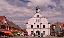 Blick auf das Rathaus Wolgast auf der Insel Usedom