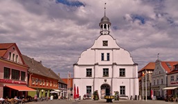 Blick auf das Rathaus Wolgast auf der Insel Usedom