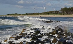 Blick auf brechende Wellen bis hin zum Strand von Usedom