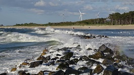 Blick auf brechende Wellen bis hin zum Strand von Usedom