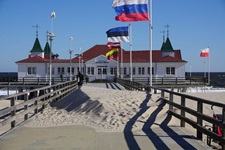 Vor dem Ostseeheilbad Ahlbeck auf Usedom wehen die Flaggen verschiedener europäischer Nachbarländer.